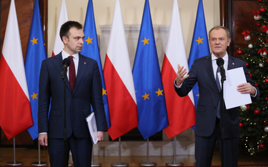 Premier Donald Tusk oraz minister finansów Andrzej Domański podczas konferencji prasowej