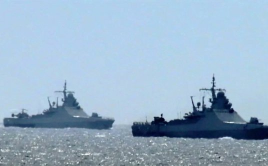 Dwa patrolowce proj. 22160 podczas patrolu w pobliżu wyspy Wężowej, pierwszy z prawej to Wasilij Byk