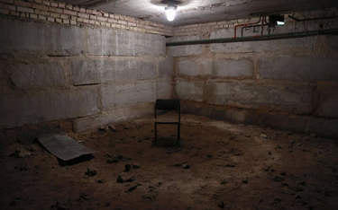 Bucza, piwnica używana przez Rosjan do troturowania jeńców. Znaleziono w niej ciła 5 mężczyzn w wiek