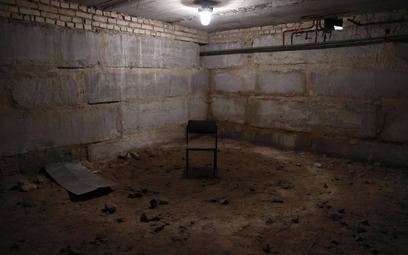 Bucza, piwnica używana przez Rosjan do troturowania jeńców. Znaleziono w niej ciła 5 mężczyzn w wiek