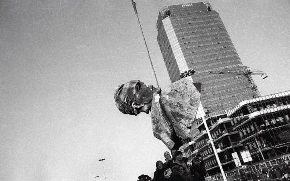 Pomnik Dzierżyńskiego runął ku uciesze warszawiaków w 1989 roku