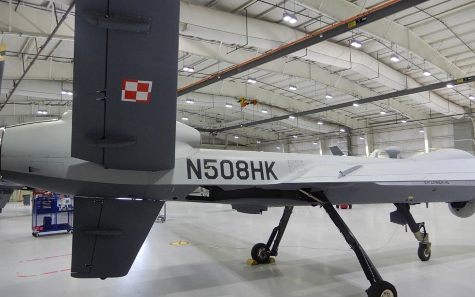 Należący do firmy General Atomics aparat bezzałogowy MQ-9A Reaper z namalowanymi polskimi znakami pr