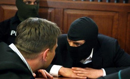 Łukasz N. na majowej rozprawie. Na kolejnych wystąpi już bez kominiarki, ale nie będzie wolno robić 