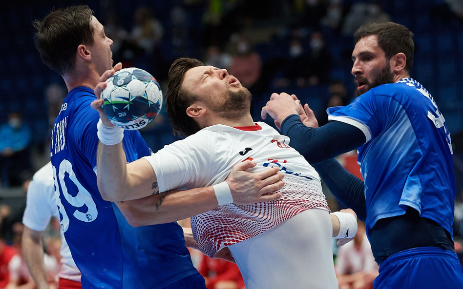 Kamil Syprzak w walce z zawodnikami drużyny rosyjskiej