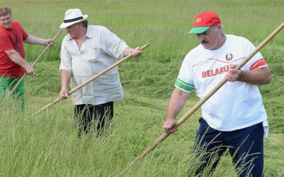 Aleksander Łukaszenko uczył niedawno francuskiego aktora Gerarda Depardieu kosić trawę