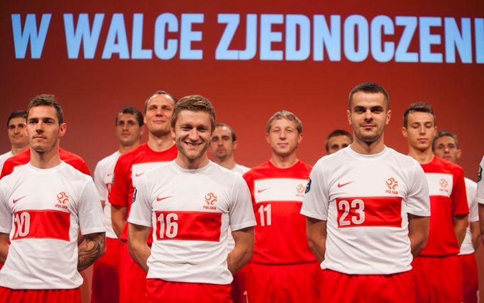Piłkarze w nowych strojach