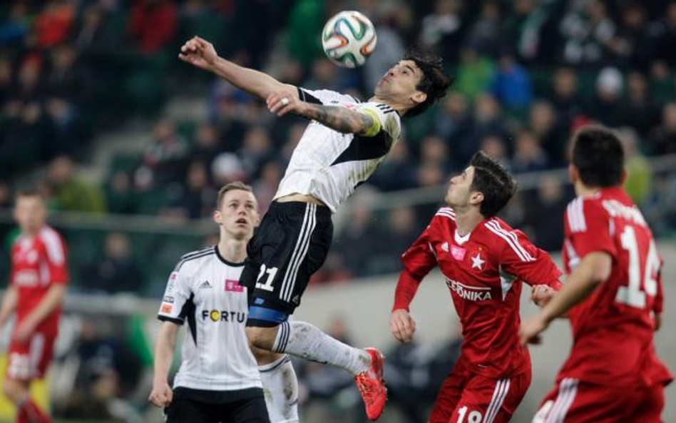 Ivicę Vrdoljaka (przy piłce) i jego kolegów gubi przekonanie, że Legia zdobędzie tytuł bez względu n