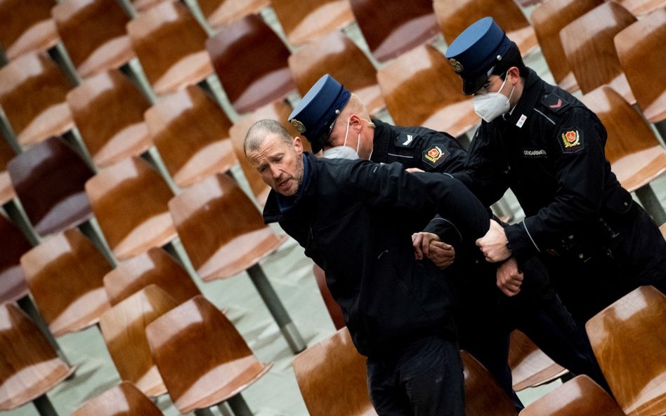 Interwencja policji na audiencji u papieża. Wyprowadzono mężczyznę