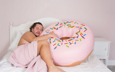 Jedzenie słodyczy na noc zaburza sen i powoduje otyłość
