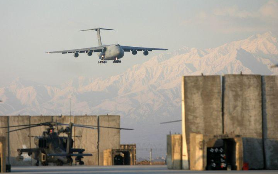 Samolot transportowy Lockheed Martin C5 nad afgańskim Bagram