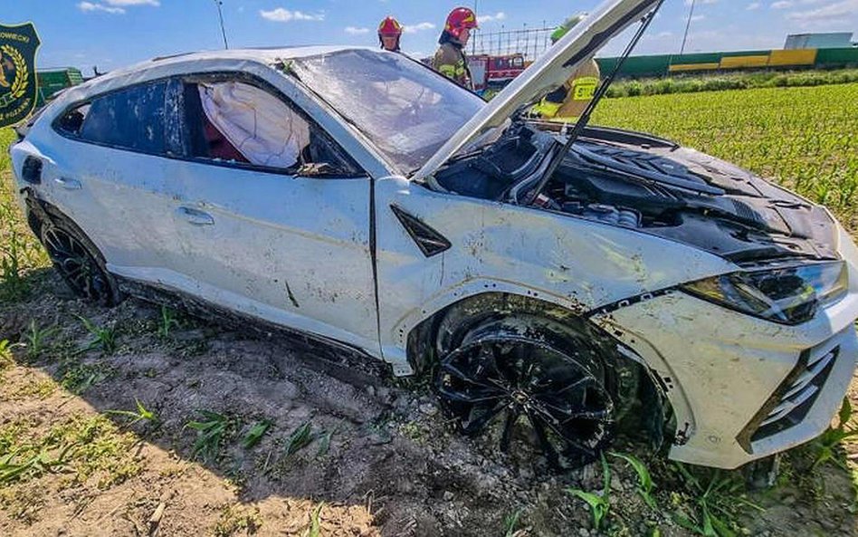 Rozbite Lamborghini Urus przy trasie S8. 300 m śladów hamowania