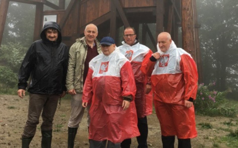 Jarosław Kaczyński w "patriotycznej pelerynie"