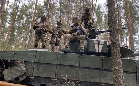 Żołnierze ukraińskich oddziałów specjalnych przy zdobycznym czołgu T-80BWM.