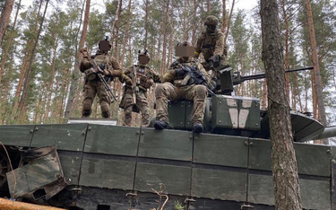 Żołnierze ukraińskich oddziałów specjalnych przy zdobycznym czołgu T-80BWM.