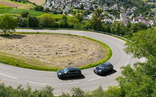 Zamaskowane prototypy elektrycznego Porsche Cayenne