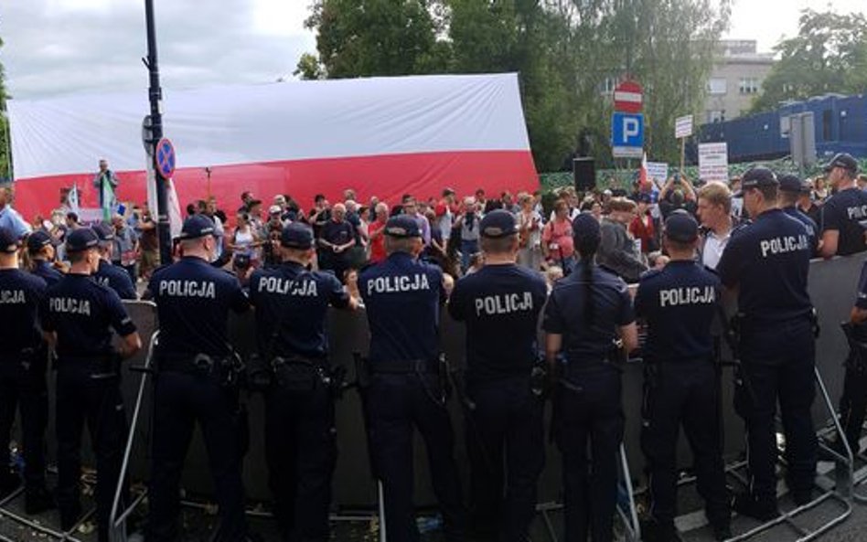 Policjanci kończą protest. Minister zaproponował podwyżki