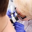 Badanie dermatoskopem rozwieje wątpliwości co do charakteru zmian na skórze