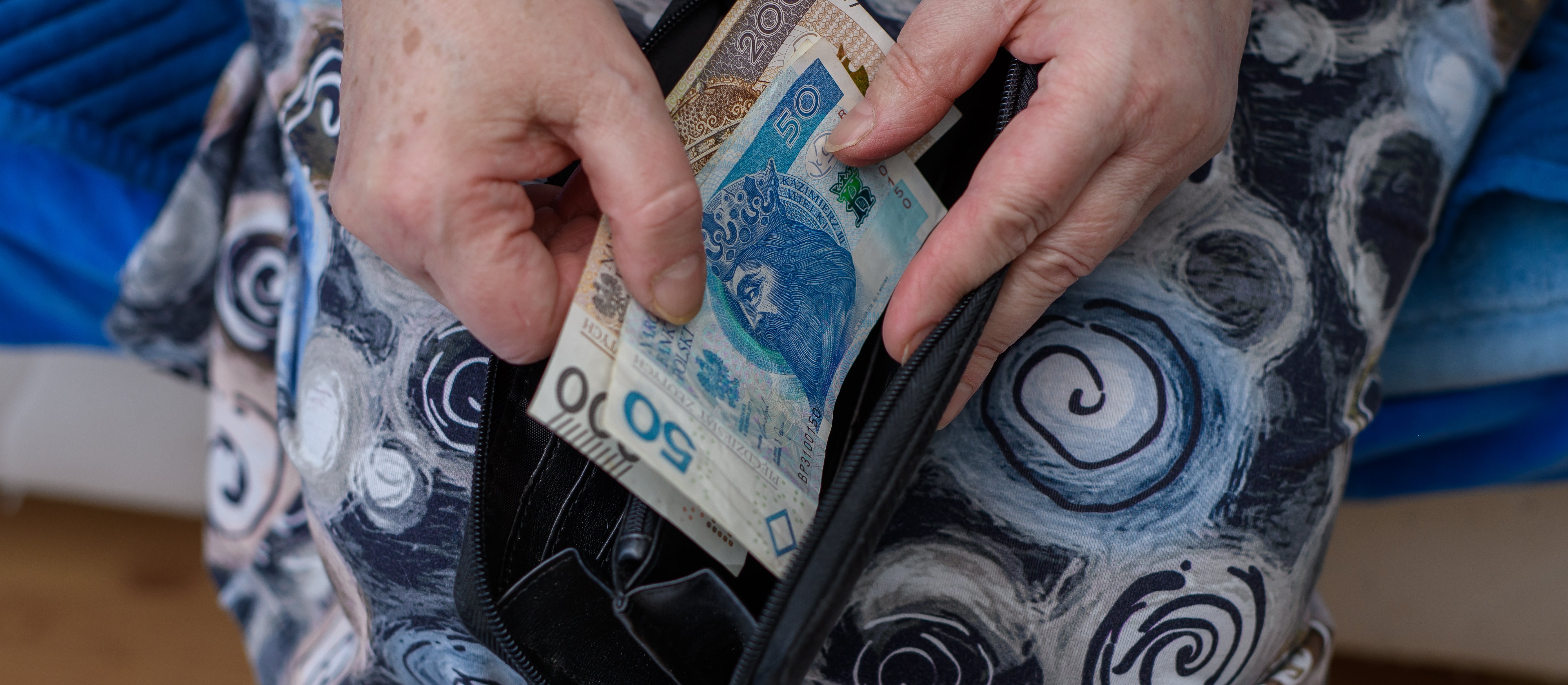 Poszła na jednodniową emeryturę, po powrocie dostała niższą pensję. Sąd: to dyskryminacja