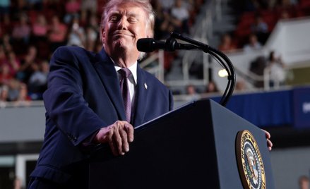 Donald Trump podczas przemówienia na wiecu przed wyborami środka kadencji w The Mitchell Center na U