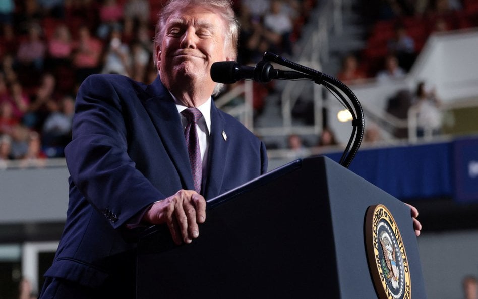 Donald Trump podczas przemówienia na wiecu przed wyborami środka kadencji w The Mitchell Center na U