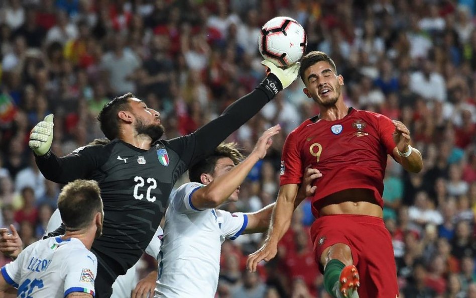 Gianluigi Donnarumma (nr 22) skapitulował tylko raz - po golu Andre Silvy (nr 9)