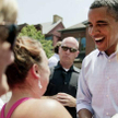 Obama jest wciąż popularniejszy niż Romney, ale na kampanię zbiera mniej pieniędzy