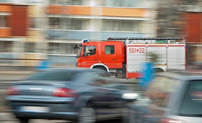 Ogień trawi hale ze zniczami. Trwa wielka akcja gaśnicza pod Warszawą
