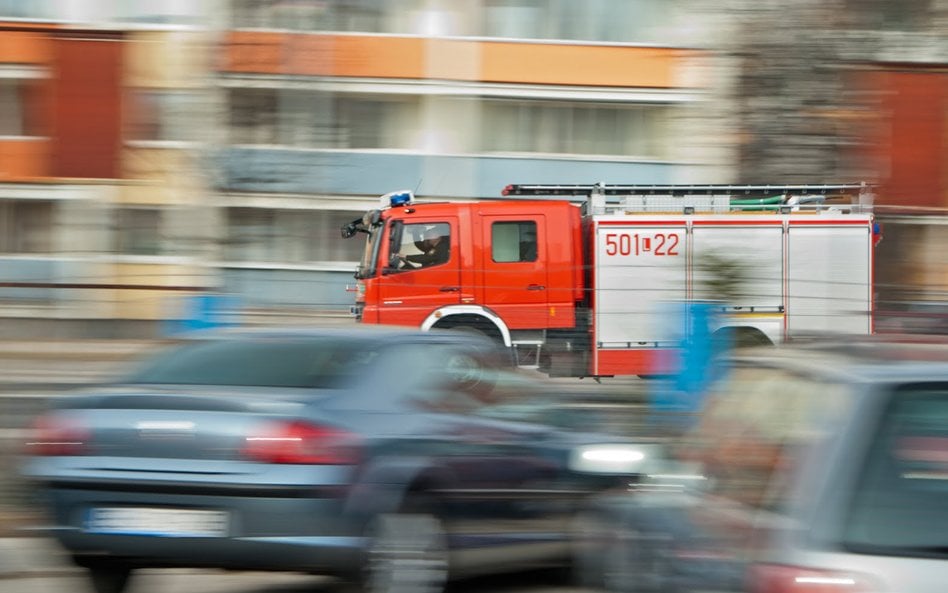 Ogień trawi hale ze zniczami. Trwa wielka akcja gaśnicza pod Warszawą