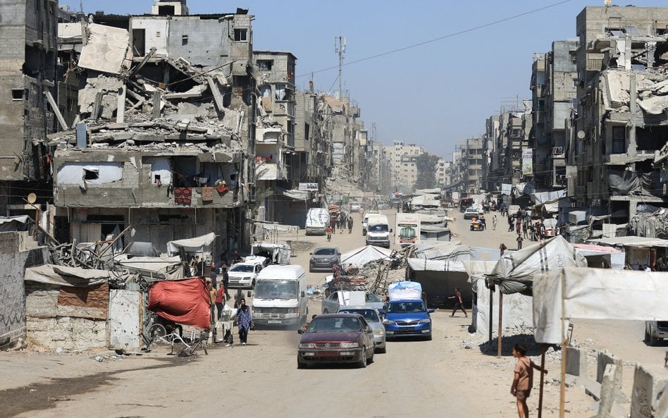 Przesiedleni Palestyńczycy uciekają w trakcie izraelskiej operacji wojskowej w mieście Gaza