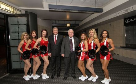 Prezydenci Bronisław Komorowski i Lech Wałęsa w towarzystwie cheerleaderek zespołu Chicago Bulls.