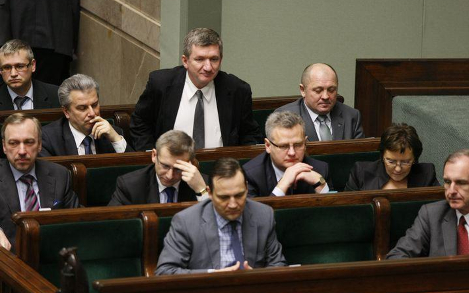 Ławy rządowe w Sejmie. Wśród ministrów poseł SLD Jerzy Wenderlich