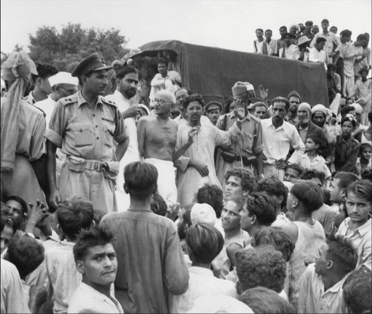 Gandhi wśród muzułmańskich uchodźców, którzy po podziale Indii w 1947 r. uciekali do Pakistanu. Stam