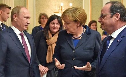 François Hollande (pierwszy z prawej) i Angela Merkel zaakceptowali politykę Władimira Putina