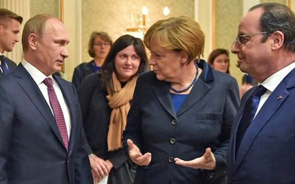 François Hollande (pierwszy z prawej) i Angela Merkel zaakceptowali politykę Władimira Putina