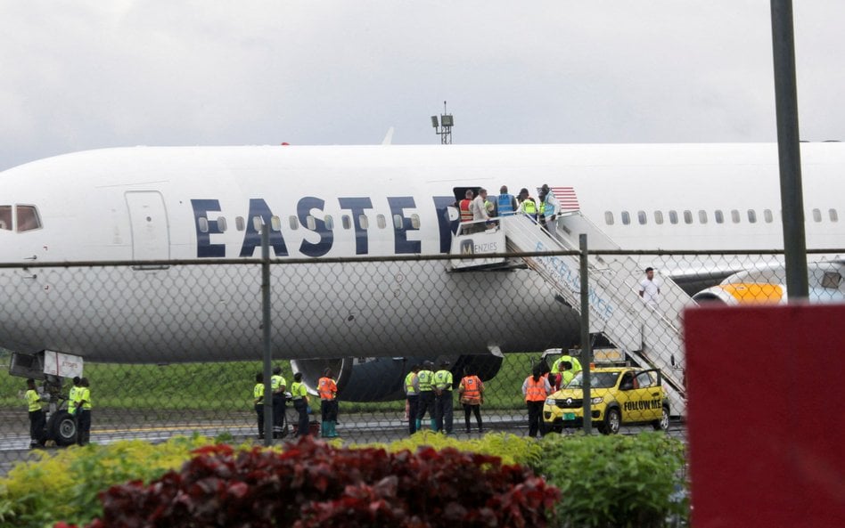Samolot z ludźmi deportowanymi z USA wylądował na lotnisku Monrovia-Roberts w Liberii, 20 sierpnia 2