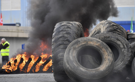 Płonące opony przed fabryką Michelin podczas demonstracji zwołanej przez przedstawicieli związków za