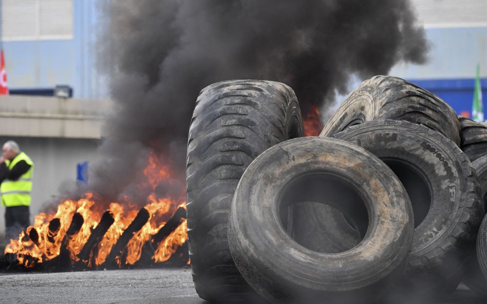 Płonące opony przed fabryką Michelin podczas demonstracji zwołanej przez przedstawicieli związków za