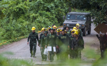 Tajlandia: Chłopcy czekają na ratunek. Ratownicy uzupełniają zapasy