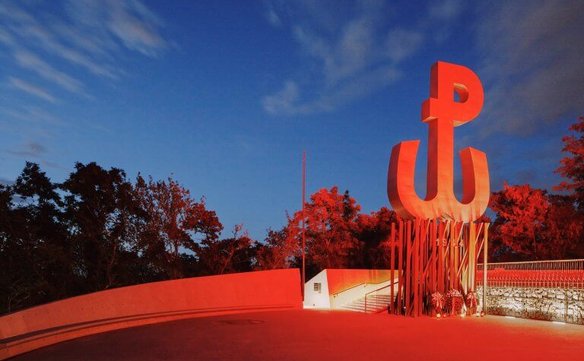 Odnowiony symbol Polski Walczącej na Kopcu Powstania Warszawskiego