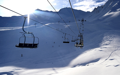 Kurort narciarski Sainte-Anne we francuskich Alpach. W turystyce zimowej we Francji pracuje ponad 10