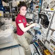 Samantha Cristoferetti podczas eksperymentów prowadzonych na orbicie Ziemie