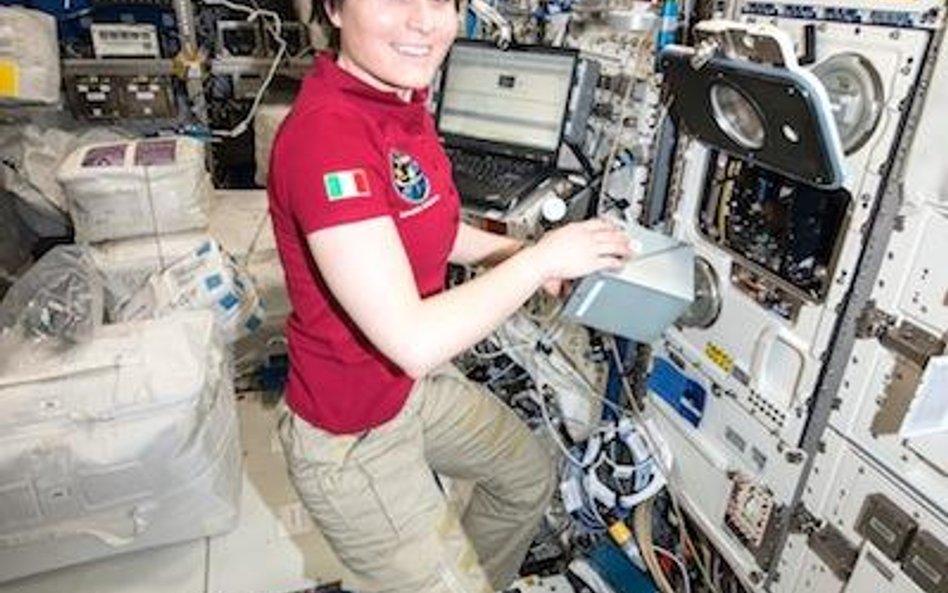 Samantha Cristoferetti podczas eksperymentów prowadzonych na orbicie Ziemie