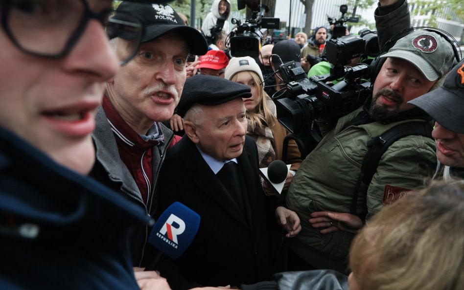 Prezes PiS Jarosław Kaczyński podczas protestu przed siedzibą Trybunału Konstytucyjnego