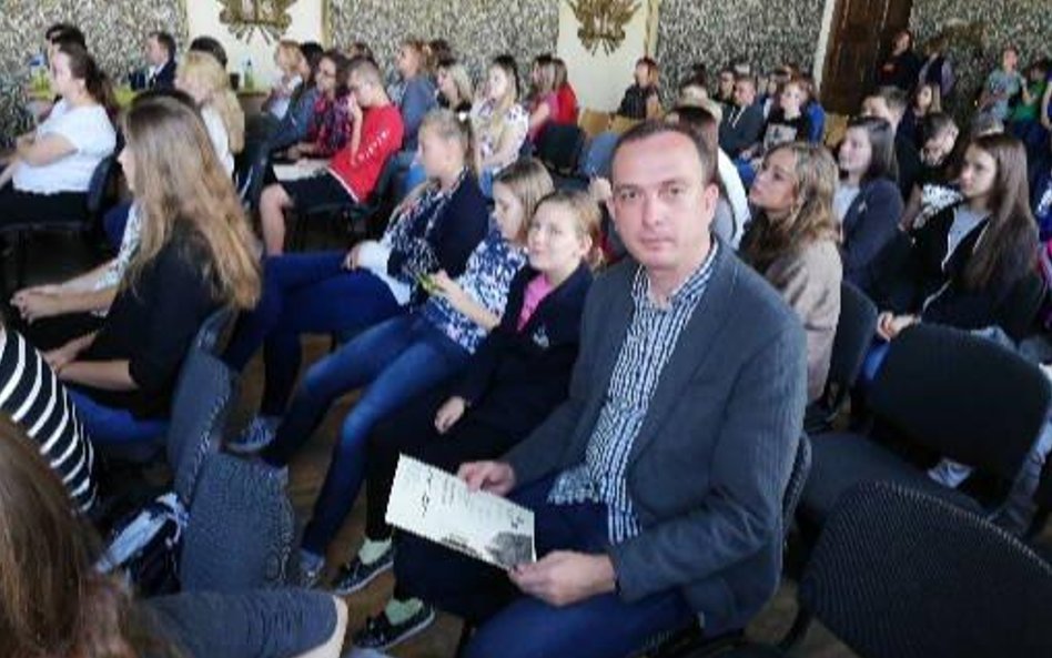 Wręczenie dyplomów w gimnazjum Żejmenos