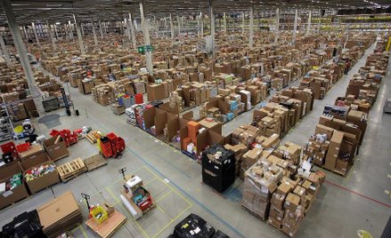 Pragnienia z dostawą na jutro (magazyn sklepu internetowego Amazon w walijskim Swansea)