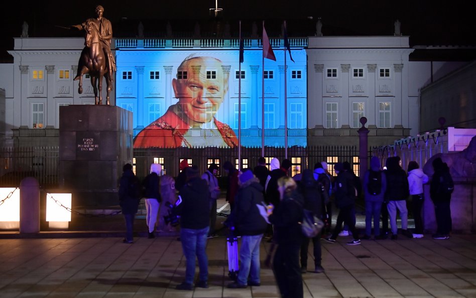 Iluminacja przedstawiająca papieża św. Jana Pawła II na Pałacu Prezydenckim w Warszawie