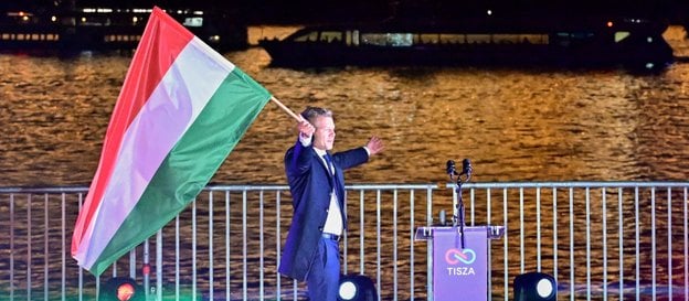 Péter Magyar na wiecu w Budapeszcie po ogłoszeniu częściowych wyników wyborów parlamentarnych