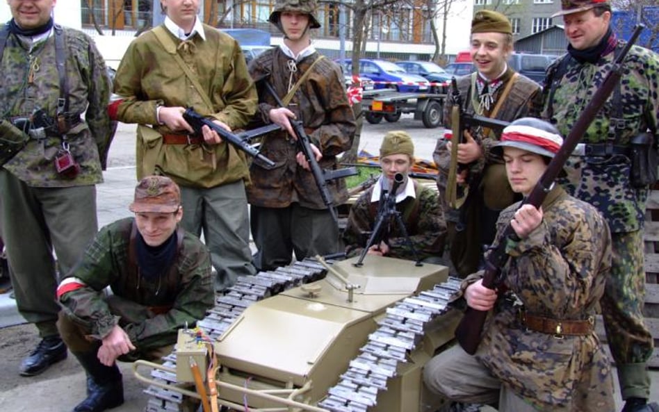 Firma Zbigniewa Nowosielskiego zajmuje się rekonstrukcją m.in. zabytków militarnych. Uczestniczy w m