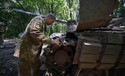 Ukraiński czołgista sprawdza czołg niedaleko linii frontu w obwodzie charkowskim, 6 lipca 2023 r.