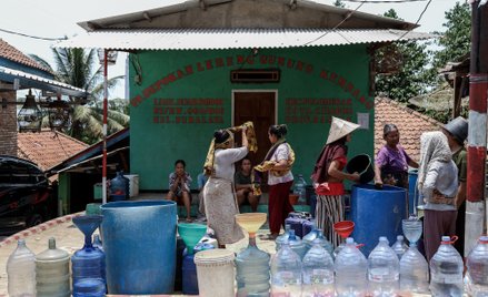 Kobiety czekające w kolejce po wodę podczas suszy w Indonezji w 2023 roku.